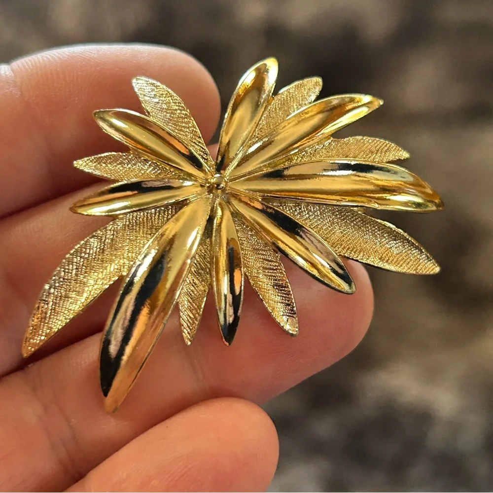 Vintage Sarah Coventry gold tone starburst brooch pin